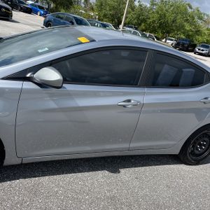 HYUNDAI ELANTRA SE - 4