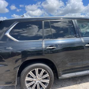 صورة 9 لـ 2017 Lexus LX 570 BASE