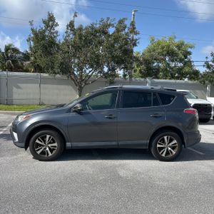 2017 Toyota RAV4 XLE photo 3