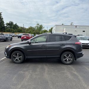 صورة 3 لـ 2017 Toyota RAV4 XLE