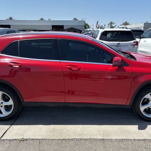 MERCEDES-BENZ GLA - 10