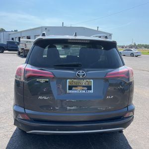 2017 Toyota RAV4 XLE — фото 7