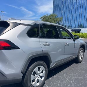 صورة 9 لـ 2024 Toyota RAV4 LE