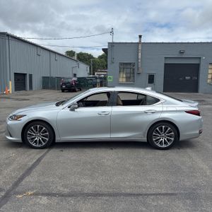 صورة 3 لـ 2019 Lexus ES 300H BASE