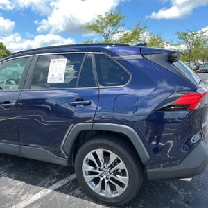 2021 Toyota RAV4 XLE PREMIUM photo 6