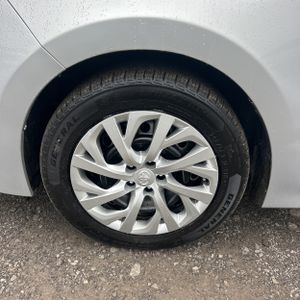 2017 Toyota COROLLA LE thumbnail 17