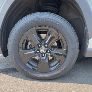 2021 Toyota RAV4 XLE — миниатюра 17