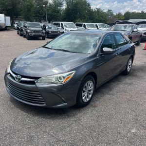 2017 Toyota CAMRY LE photo 1