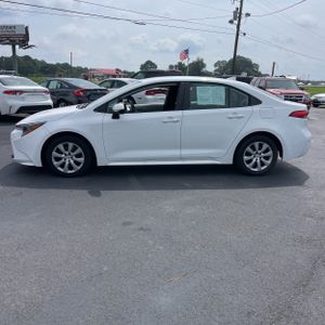 2023 Toyota COROLLA LE photo 3
