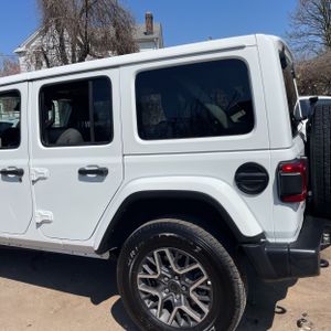 JEEP WRANGLER 4-DOOR SAHARA 4X4 - 6