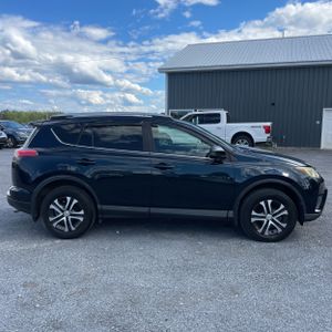 صورة 10 لـ 2017 Toyota RAV4 LE