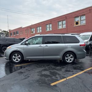 2011 Toyota SIENNA LE 8-PASSENGER — фото 3