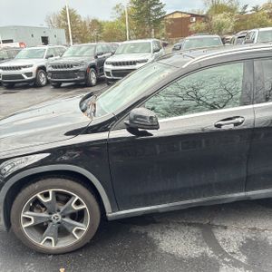 MERCEDES-BENZ GLA - 2