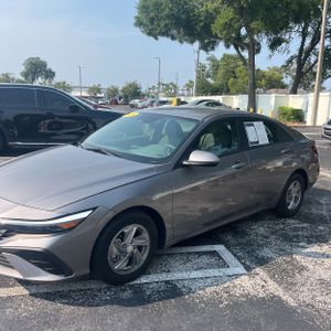 صورة 2 لـ 2024 Hyundai ELANTRA SE