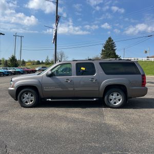 CHEVROLET SUBURBAN LT - 3