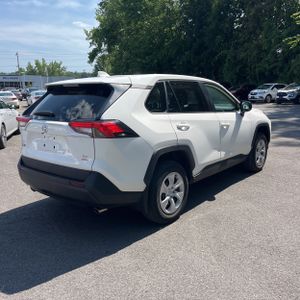 صورة 8 لـ 2023 Toyota RAV4 LE
