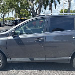 2016 Toyota RAV4 LE — фото 4