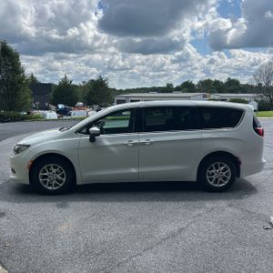 2022 Chrysler VOYAGER LX 照片 3