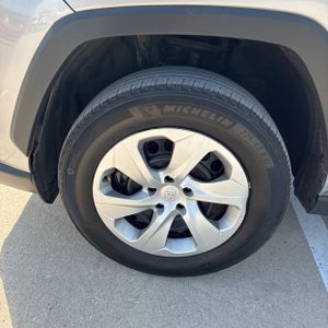صورة مصغرة 17 لـ 2025 Toyota RAV4 LE