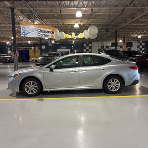 2025 Toyota CAMRY LE 照片 3