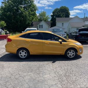 FORD FIESTA SEL - 10