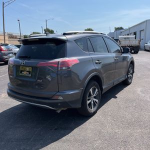 2017 Toyota RAV4 XLE — фото 8