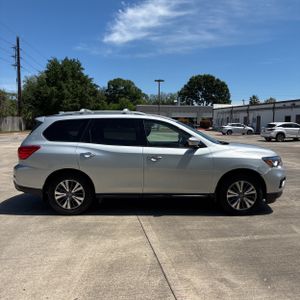 Nissan Pathfinder SV - 10