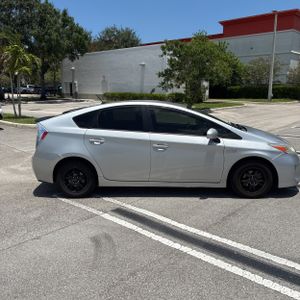 صورة 10 لـ 2015 Toyota PRIUS THREE
