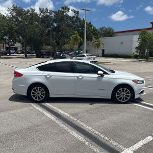 صورة 10 لـ 2017 FORD FUSION HYBRID SE