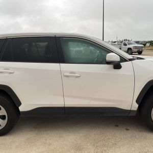 صورة مصغرة 11 لـ 2022 Toyota RAV4 LE