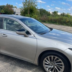 صورة 13 لـ 2019 Lexus ES 300H LUXURY