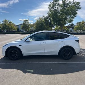 TESLA MODEL Y LONG RANGE - 2