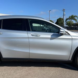 MERCEDES-BENZ GLA - 10