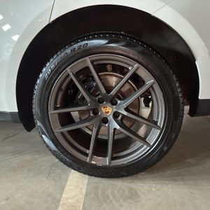2023 Porsche MACAN T — миниатюра 18