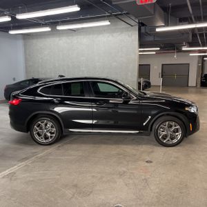 صورة 10 لـ 2023 BMW X4 XDRIVE30I