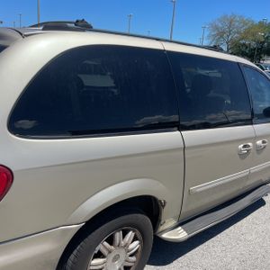 CHRYSLER TOWN AND COUNTRY TOURING - 9