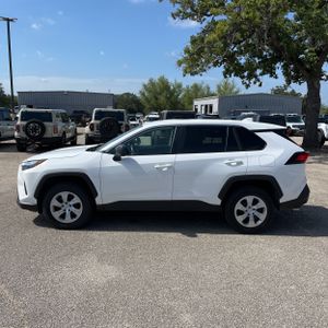 صورة 3 لـ 2024 Toyota RAV4 LE