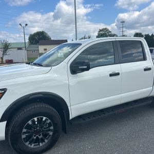 2024 Nissan TITAN CREW CAB PRO-4X 4X4 — фото 2