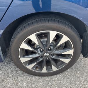 2019 Nissan SENTRA SR thumbnail 18