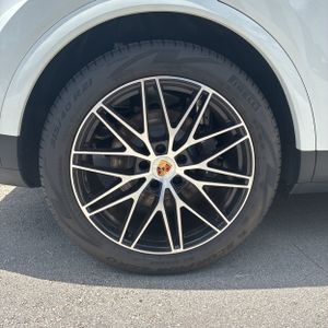 2025 Porsche CAYENNE thumbnail 19