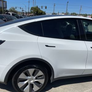 TESLA MODEL Y LONG RANGE - 9