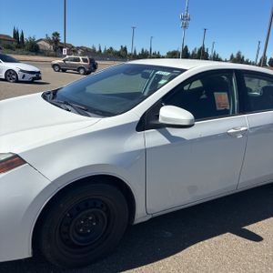 2017 Toyota COROLLA LE photo 2