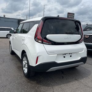 2023 KIA SOUL LX photo 5