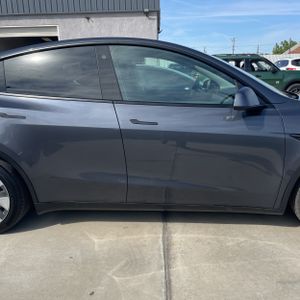 TESLA MODEL Y LONG RANGE - 10