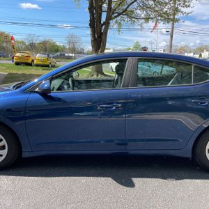 HYUNDAI ELANTRA SE - 4