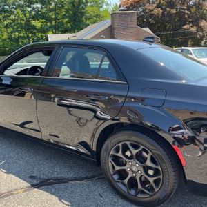 صورة 6 لـ 2019 Chrysler 300 S