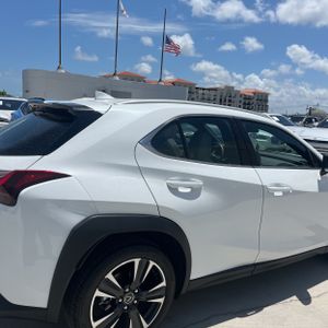 صورة 9 لـ 2026 Lexus UX 300H BASE
