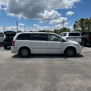 CHRYSLER TOWN & COUNTRY TOURING - 10