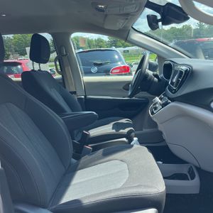 2024 Chrysler VOYAGER LX — фото 30