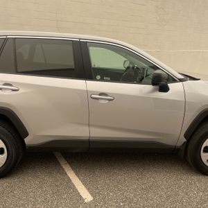 2025 Toyota RAV4 LE — миниатюра 11